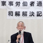 　記者会見する過労死した女性の夫＝８日午後、厚労省