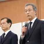 　記者会見する東大の藤井輝夫学長（右）＝８日午後、東京都文京区