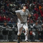 　９回巨人無死二塁、泉口が右越えに逆転２ランを放つ＝マツダ