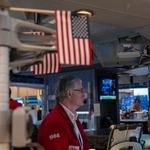 　モニター画面に見入るニューヨーク証券取引所のトレーダー（ゲッティ＝共同）