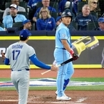 　ドジャース戦の６回、三邪飛に倒れたブルージェイズ・岡本。投手大谷＝トロント（共同）