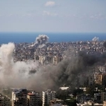 　イスラエルの空爆で煙が上がるレバノンの首都ベイルート＝８日（ＡＰ＝共同）