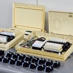 　暴力団対策課が押収した分電盤＝９日午前、警視庁原宿署