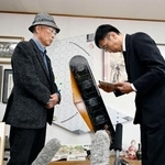 　北海道公安委員会からの謝罪の言葉を受ける道猟友会砂川支部長の池上治男さん（左）＝９日午前、北海道砂川市