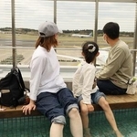 　成田空港第１ターミナルの足湯のある展望デッキから飛行機を眺める親子連れ＝９日午前