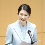 　国立看護大学校の開校２５周年記念式典であいさつされる紀子さま＝９日午前、東京都清瀬市