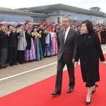 　平壌国際空港で北朝鮮の崔善姫外相（手前右）と肩を並べて歩く中国の王毅外相＝９日（共同）