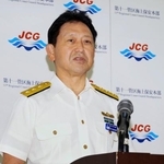 　定例記者会見で話す第１１管区海上保安本部の坂本誠志郎本部長＝９日午後、那覇市