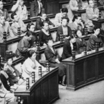 　戦後初の選挙で当選、議席に着いた女性議員＝１９４６年５月１６日