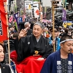 　「四国こんぴら歌舞伎大芝居」の開幕を前に「お練り」で顔見せする中村雀右衛門さん＝９日午後、香川県琴平町