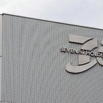 　セブン＆アイ・ホールディングス本社にあるロゴマーク＝２０２５年、東京都千代田区