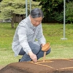 　苗代に種もみをまかれる天皇陛下＝９日午後、皇居（宮内庁提供）