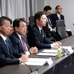 　重要物資の確保に関する作業チームの会合で発言する赤沢経産相（左から２人目）＝９日午後、経産省