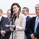 　中国上海市の貨物港を視察し、あいさつする台湾・国民党の鄭麗文主席＝９日（同党提供・共同）