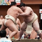 　春巡業で豊昇龍と稽古をする熱海富士（右）＝静岡県三島市