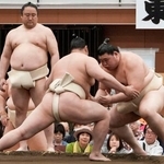 　春巡業で汗を流す大の里（右）＝静岡県三島市