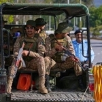 　９日、パキスタン・イスラマバードでパトロールする軍兵士ら（ＡＰ＝共同）