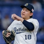 　左腕の違和感のため、６回途中で降板したオリックス・宮城＝京セラドーム