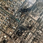 ドローンの攻撃を受け煙を上げるサウジアラビア東部の製油所の衛星写真＝３月２日（Ｖａｎｔｏｒ提供・ロイター＝共同）