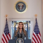 　ホワイトハウスで声明を読み上げるトランプ米大統領の妻メラニアさん＝９日（ＡＰ＝共同）