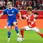 　ストラスブール戦で競り合うマインツの佐野海（右）＝マインツ（共同）