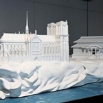 　関西空港に設置された、首里城とノートルダム大聖堂をモチーフにした作品＝１０日午後