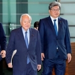 　高市首相との会談のため、首相官邸に入る自民党の鈴木幹事長（左）と萩生田幹事長代行＝１０日午前