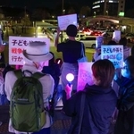 　戦争反対などを訴えるポスターを手にした参加者＝８日、茨城県つくば市