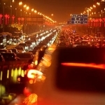 　北京市内を走る車＝３月（共同）