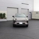 　「ハンマーヘッド」のデザインを採用したトヨタ自動車の「プリウス」（左）や「ＲＡＶ４」（中央）