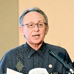 　記者会見する沖縄県の玉城デニー知事＝１０日午前、沖縄県庁