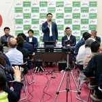 　大阪維新の会府議団の会合で、大阪府議会定数削減案について説明する河崎大樹代表（奥中央）＝１０日午後、大阪府庁