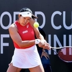 　ビリー・ジーン・キング杯決勝大会の予選のイタリア戦でプレーする内島萌夏＝ローマ近郊（ゲッティ＝共同）