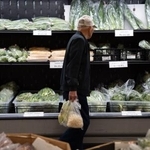 　食料品店で買い物をする男性＝８日、米ポートランド（ＡＰ＝共同）