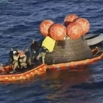 　米西部カリフォルニア州沖に着水した宇宙船オリオン＝１０日（ＮＡＳＡの中継から）