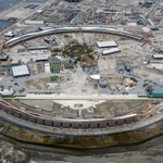 　解体・撤去作業が進む大阪・関西万博の会場跡地＝７日、大阪市此花区の夢洲（共同通信社ヘリから）