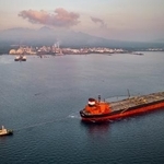 　フィリピン北部バターン州リメイ沖に係留されたロシア産原油を積んだタンカー＝１日（ゲッティ＝共同）