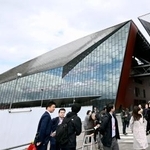 　ラピダスの工場（右）の隣に新設された解析センター＝１１日午後、北海道千歳市