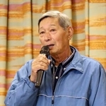 　福岡高裁判決を前に開かれた集会で発言する原告団長の佐藤英樹さん＝１１日午後、熊本県水俣市