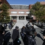 　同志社国際高の前に集まった大勢の報道陣＝３月、京都府京田辺市