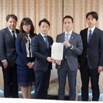 　自民党の平沼正二郎青年局長（右から３人目）に要望書を提出する大阪府連青年局のメンバー＝１１日午後、東京・永田町の党本部