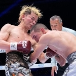 　８回、フアンフランシスコ・エストラダ（右）を攻める那須川天心＝両国国技館