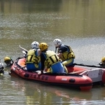 　母親と娘が殺害された事件で、現場近くの池を調べるダイバーら＝１１日午前１１時４４分、大阪府和泉市