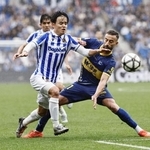 　アラベス戦の後半、攻め込むレアル・ソシエダードの久保（左）＝サンセバスチャン（共同）