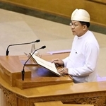 　大統領に就任し演説するミンアウンフライン氏＝１０日（共同）