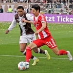 　ザンクトパウリ戦で競り合うバイエルン・ミュンヘンの伊藤（右）＝ハンブルク（共同）