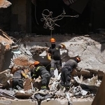 　イスラエルの空爆を受けた建物で行方不明になった少年を探す作業員ら＝１１日、レバノン首都ベイルート（ＡＰ＝共同）