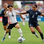 　日本-米国　後半、攻め込む植木（左）＝サンノゼ（共同）