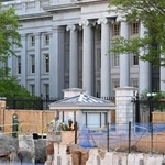 　米ホワイトハウスのボールルーム建設工事現場＝１１日、ワシントン（ゲッティ＝共同）