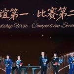 　「ピンポン外交」から５５年を記念する卓球の親善試合に臨む、１９７１年当時の米中両国の選手＝１０日、北京の首都体育館（新華社＝共同）